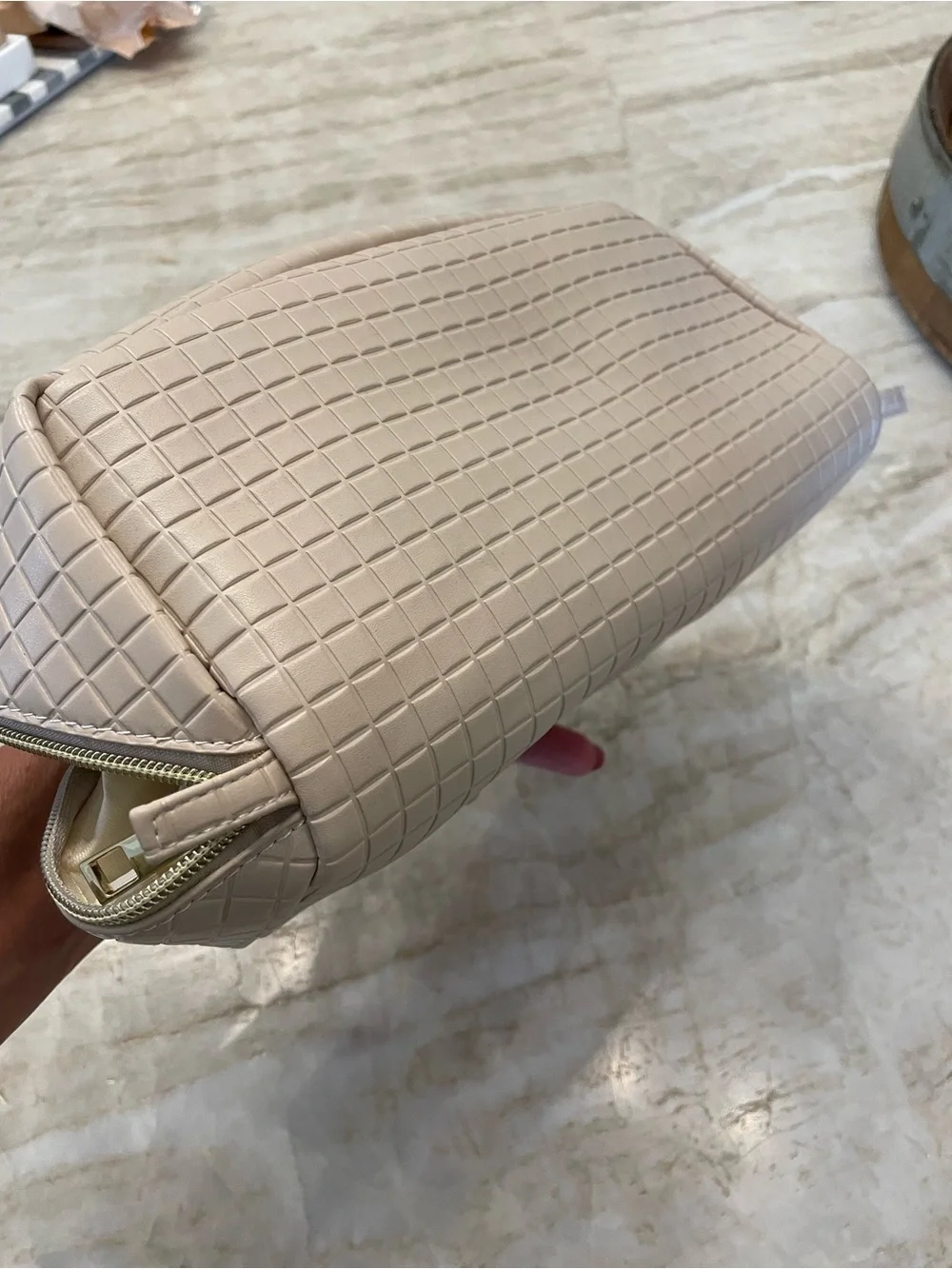 Un branded compact cosmetic